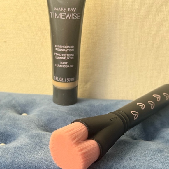 Mary Kay Heart Brush with Pink Bristles - Picture 8 of 10